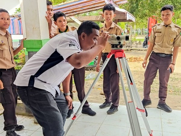 Praktik Penggunaan Theodolit